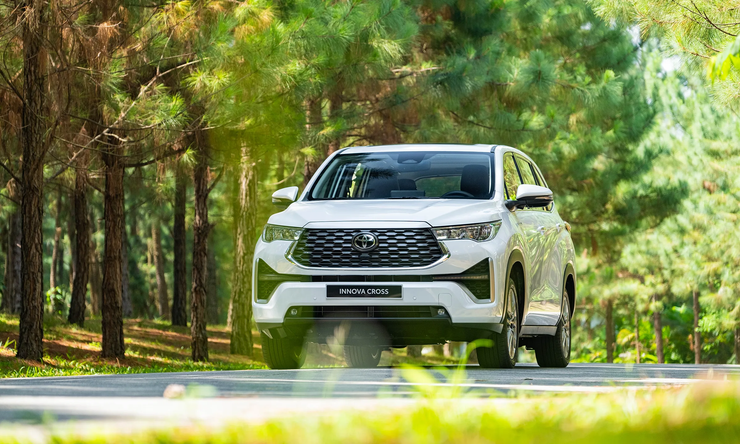 Toyota Innova Cross 2026: Giá lăn bánh, Thông tin Xe & Ưu đãi tháng 01/2026